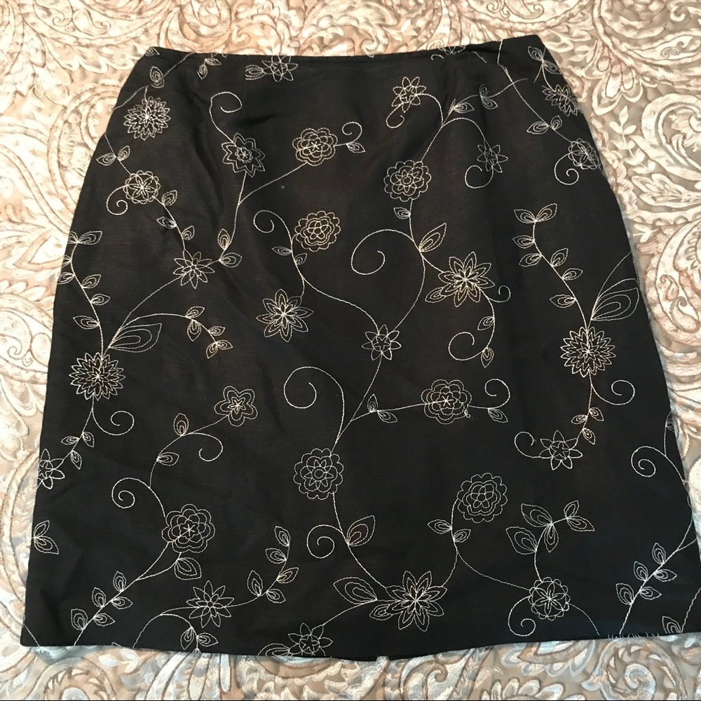 Black skirt with stitching